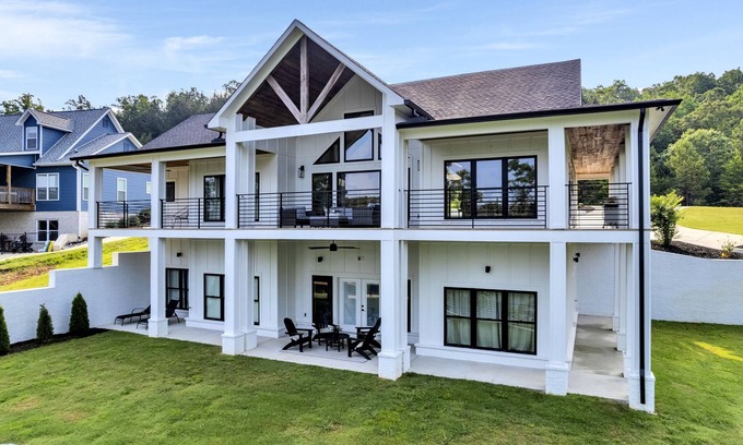 Crane Hill Casa | ~Beautiful New Home~Gorgeous Lake View~Sleeps 14~Private Dock~
