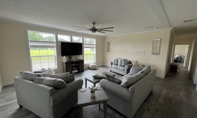 Byrdstown Casa | Beautiful New Home on a 3 Acre Lake view Lot, 1 Mile From Sunset Marina At DHL!