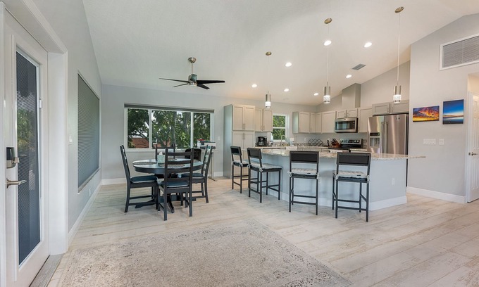 Weeki Wachee Gardens Casa | Beautiful New Home on Weeki Wachee River with boat dock