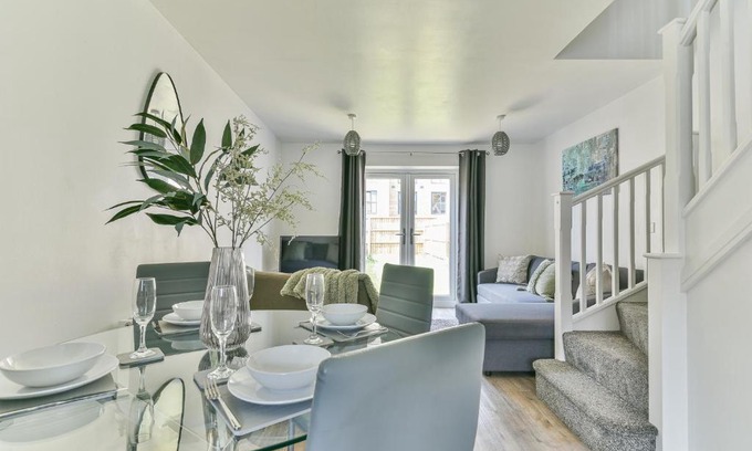 Derby Casa | Beautiful New House in Derby For up to 5 Guests, Suitable for Families Contractors NHS Staff etc