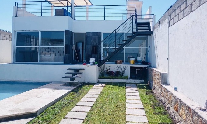 Buenavista de Cuéllar Casa | Hermosa casa nueva con alberca privada y vista al lago