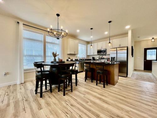 Maud Casa | Beautiful NEW Ranch Home with a large deck and games