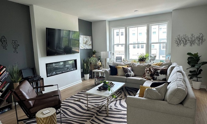 Charlottesville Casa | Beautiful New Townhome with Mountain Views. Close to downtown!