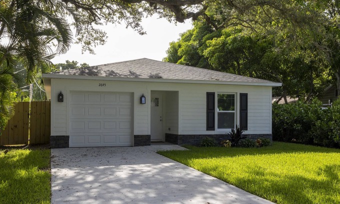 Vero Beach Casa | Beautiful new Vero Beach home, fenced yard, walk to downtown, 4 mi. to beach!