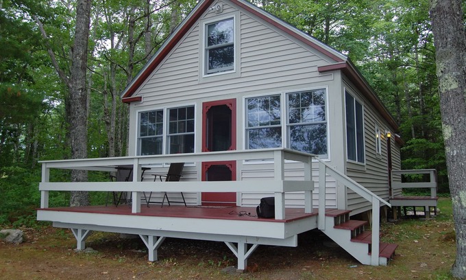 Nobleboro Cabaña | Hermosa casa recién renovada en el borde del agua del lago Pemaquid
