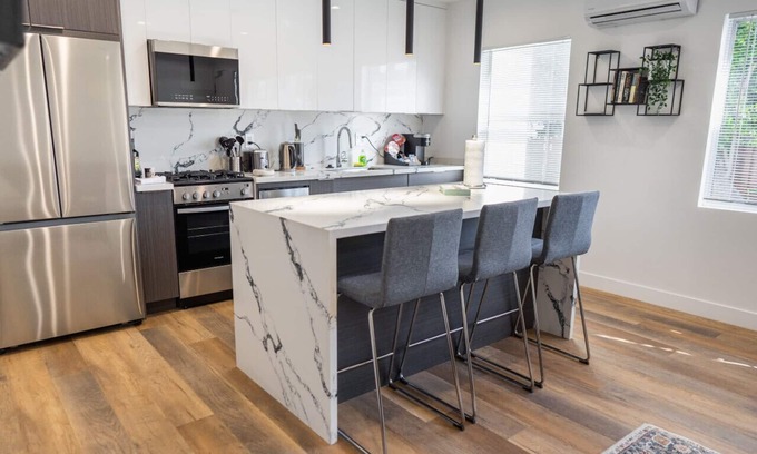Toluca Lake Apartamento | BEAUTIFUL NOHO 1-BEDROOM APARTMENT: NEWLY REMODELED w/ PARKING & EV CHARGER p70
