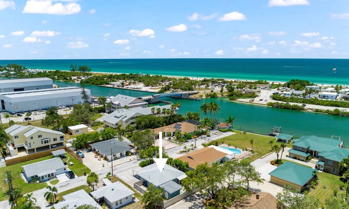 Laurel Casa | Beautiful Nokomis Beach Cottage. Walk to Beach w/Tranquil & Private Patio