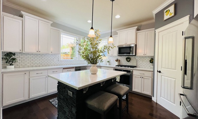 Vancouver Casa | 🌿Beautiful Oasis 3BR KING bed +GYM in quiet nbrhd🌿