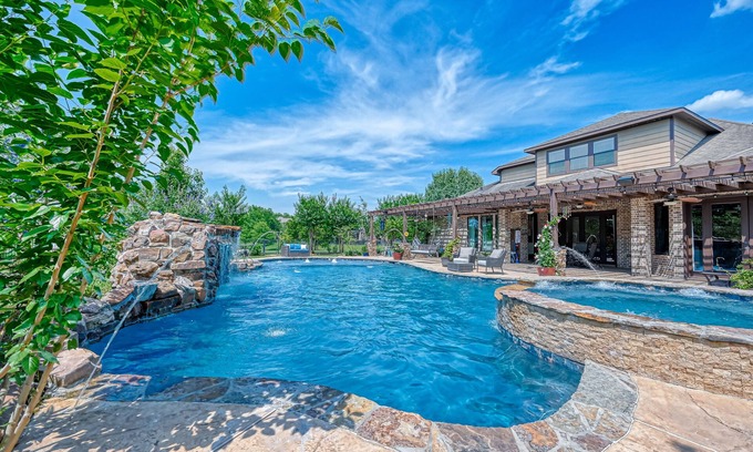 Katy Casa | Beautiful oasis in the heart of Katy! Sit poolside or enjoy lakefront access.