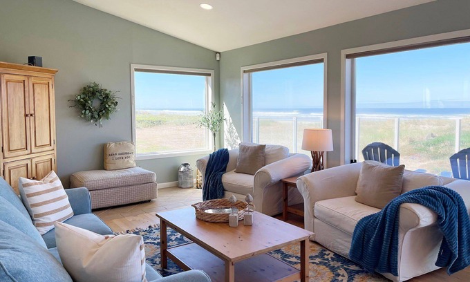 Waldport Casa | Beautiful Ocean Front Home! Sweeping Ocean Views!