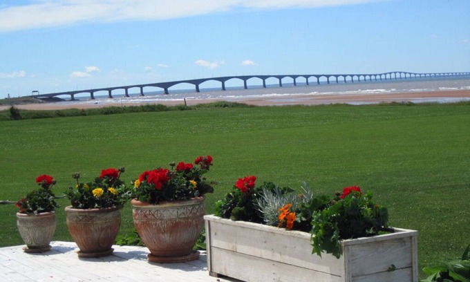 Borden-Carleton Cabaña | Hermosa casa de playa frente al mar, ideal para familias, WiFi, cubierta lg, barbacoa