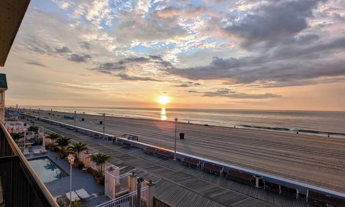 Ocean City Condominio | Beautiful Oceanfront Condo on Boardwalk, Amazing Ocean Views, Prime Location!