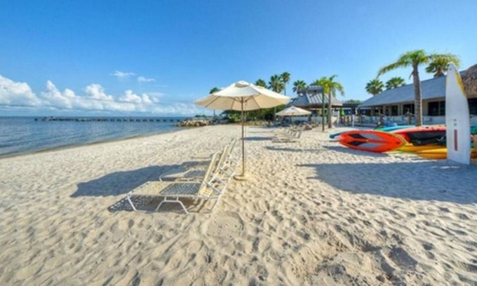 Ruskin Complejo | Beautiful one bedroom resort-style studio with pool and beach access...