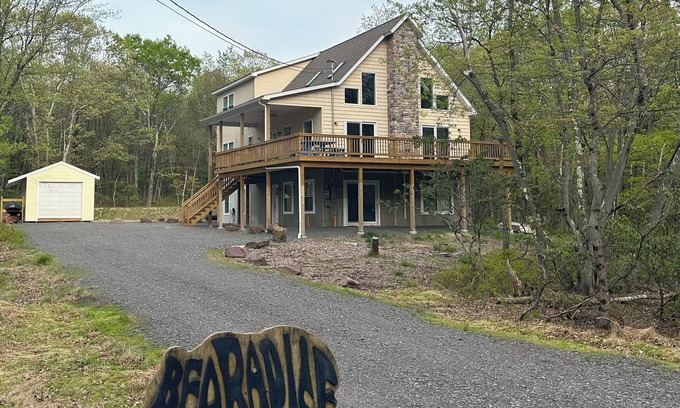 Jim Thorpe Chalet De Esquí | Beautiful Open Layout w/ Hot Tub, Huge Game Room, EV Charger, and Pet Friendly.