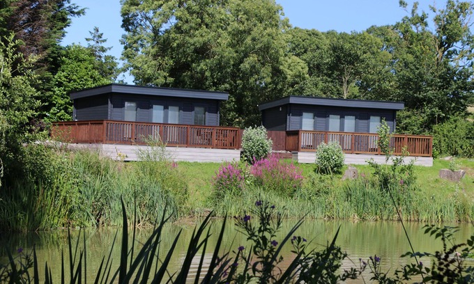 Gumley Cabina | Beautiful Open Plan Lakeside Lodge in Shearsby