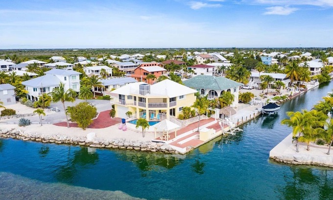 Pine Channel Estates Casa | Beautiful Open-Water Property