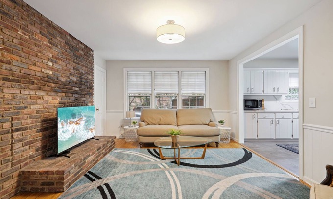 The Palisades Casa | Beautiful Palisades 5BR Home, Fabulous Location