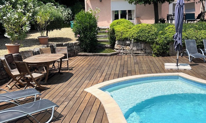 Preconil Villa | Hermosa villa de flores pacífica a 8 km del mar.