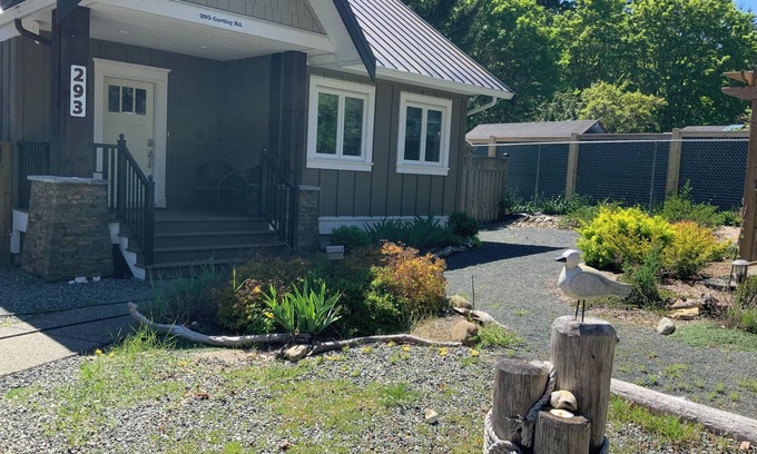 Courtenay Casa | Beautiful, peaceful seaside cottage, beside the ocean, 30 min from the ski hill.