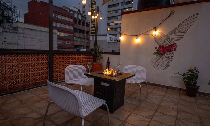 La Condesa Apartamento | Beautiful Peach Flower Art Wall Condesa G7