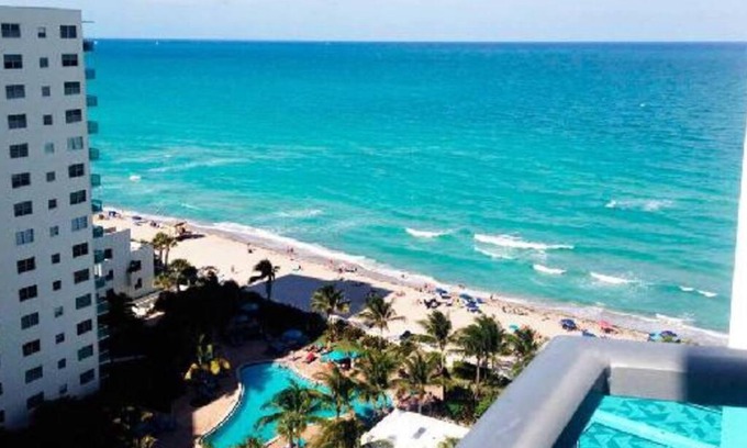 Hollywood South Central Beach Apartamento | Beautiful penthouse condo with stunning views of both ocean and city