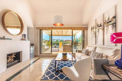 Sotogrande Apartamento | Beautiful penthouse overlooking marina channels