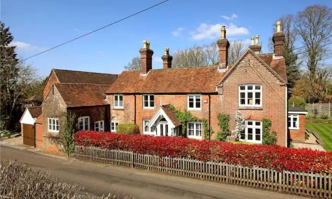 Oakley Casa | Beautiful Period Country House with Heated Pool