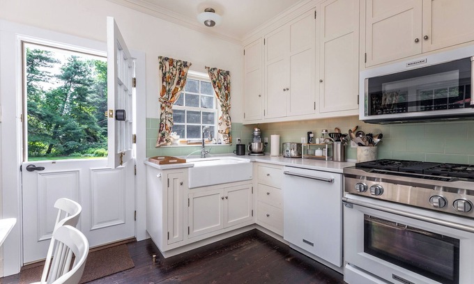 Lakeside Casa | Hermosa Pet Friendly Riverfront Cottage en el río Bantam en Washington Depot