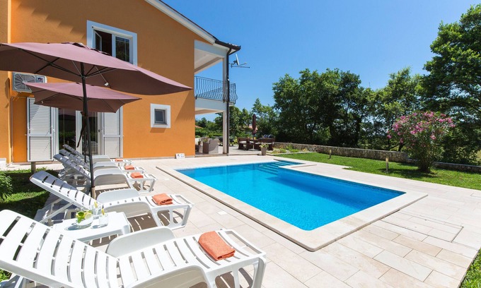 Presika Villa | ÚLTIMO MINUTO -50%! Piscina Villa a 2,5 km del mar, 920 m2 de ambiente privado.