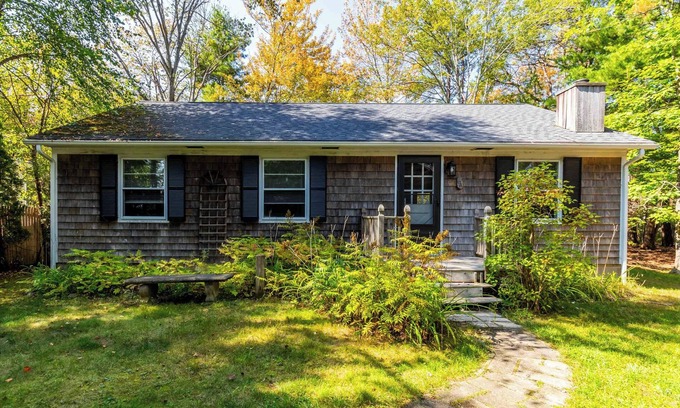 Ocean Park Cabaña | Beautiful, private, 3-bedroom Ocean Park cottage overlooking the salt marsh