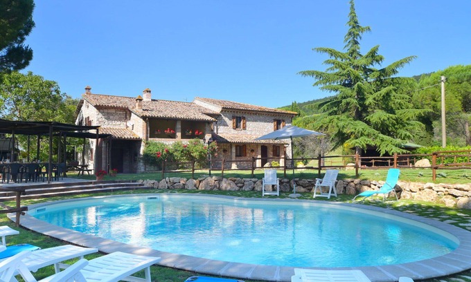 Massa Martana Villa | Casa de vacaciones privada con WIFI, piscina privada, TV, patio, mascotas permitida, aparcamiento