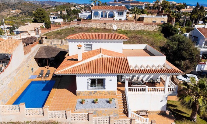 Benajarafe Casa | Maravillosa casa de vacaciones privada con piscina privada, WIFI, A/C, TV, terraza y aparcamiento