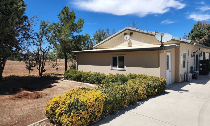 Lancaster Casa | Beautiful Private Guesthouse right off Freeway w/ Full Kitchen