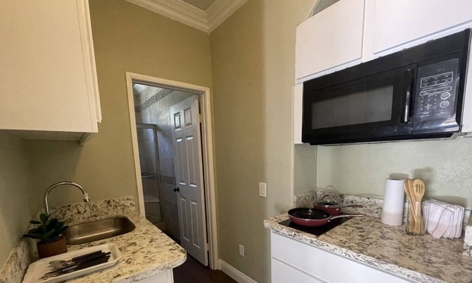 Lancaster Apartamento | Beautiful Private Studio w Kitchen and Bath