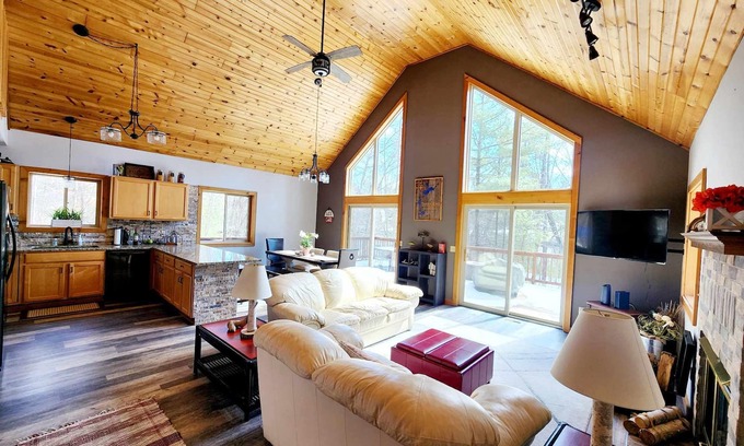 Tainter Lake Chalet De Esquí | Beautiful private Tainter Lake Retreat in Western WI. Sleeps 10-12