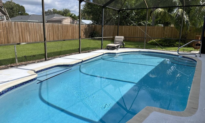 Port Saint Lucie Casa | Hermosa piscina privada / patio en casa, recientemente renovada