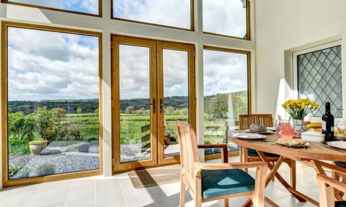 Llanwrda Casa | Preciosa casa de vacaciones privada con TV, patio, mascotas permitida y aparcamiento