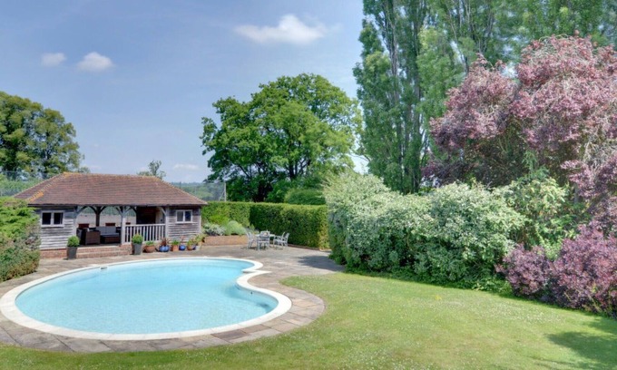 Leigh Otro | Preciosa casa de vacaciones privada con piscina, WIFI, TV, patio, mascotas permitida y aparcamiento