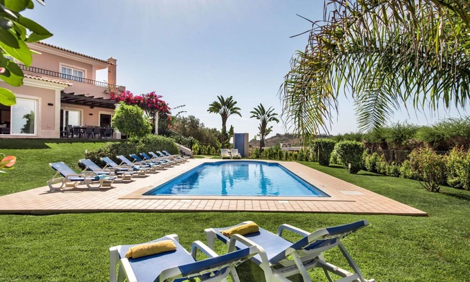 Patio Villa | Maravillosa casa de vacaciones privada con piscina privada, WIFI, A/C, TV, patio y aparcamiento