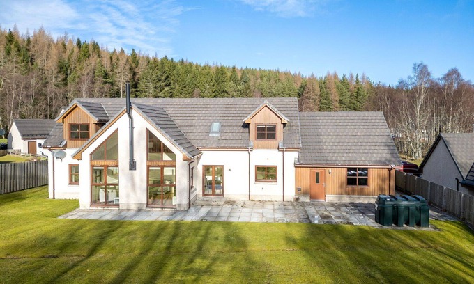 Aviemore Villa | Preciosa casa de vacaciones privada para 8 personas con WIFI, TV, patio y aparcamiento
