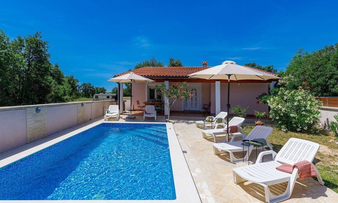 Pavicini Casa | Preciosa casa de vacaciones privada con WIFI, piscina privada, A/C, TV, terraza y aparcamiento