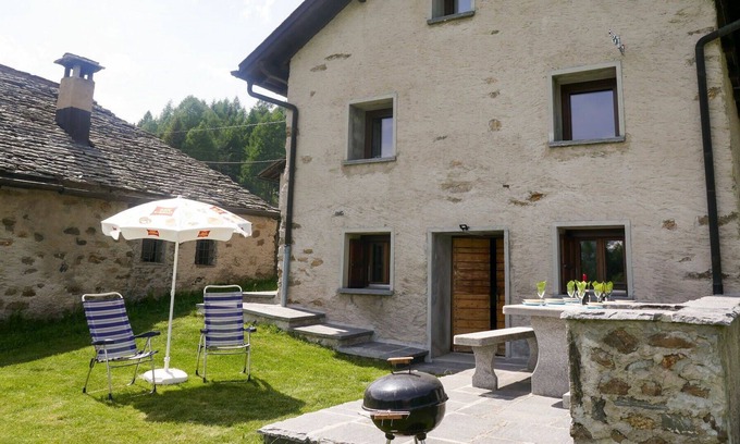 Blenio Casa | Casa de vacaciones privada con TV, patio, mascotas permitida, vista panorámica, aparcamiento