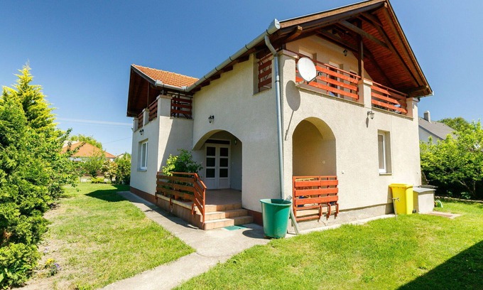 Balatonfenyves Casa | Maravillosa casa de vacaciones privada con WIFI, A/C, TV, patio, mascotas permitida y aparcamiento