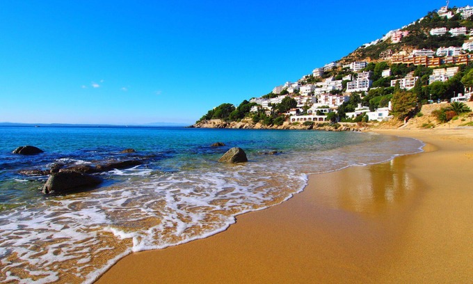 Cadaqués Casa | Estupenda casa de vacaciones privada con A/C, WIFI, TV, patio, mascotas permitida y aparcamiento