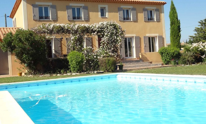 Rochefort-du-Gard Casa | Hermosa Bastide provenzal cerca de Aviñón entre viñedos y pueblo