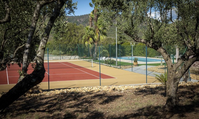 Saint-Raphael Villa | Mas Provenzal en el corazón del Esterel con piscina, tenis, 4 habitaciones, 8 pers.