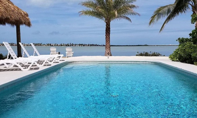 Key West Casa | Beautiful quiet neighborhood. Sunsets! Huge pool! 10 min to Key West