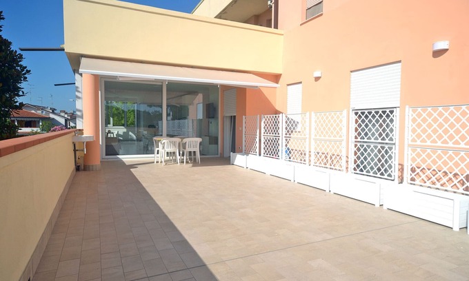 Lido delle Nazioni Apartamento | Beautiful renovated apartment with 50m2 terrace
