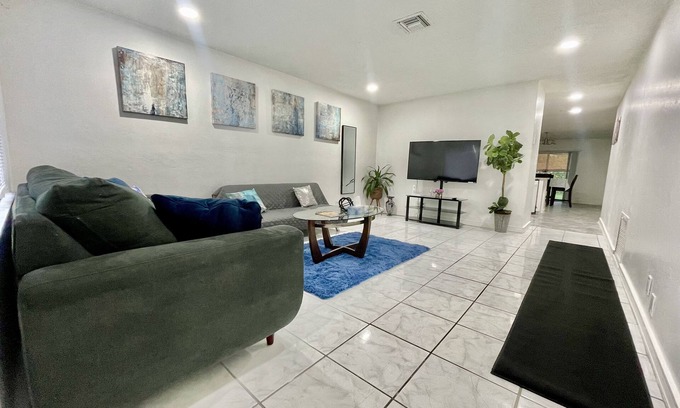 North Lauderdale Casa | Beautiful Relaxing 3 Bedroom & 2 Bathroom Home