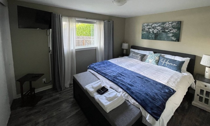 University Place Casa | Beautiful relaxing 3 bdr house with a private big yard.